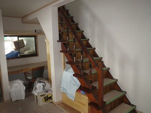 階段室リフォーム中　階段下スペースを収納や作業机で新たな空間に。